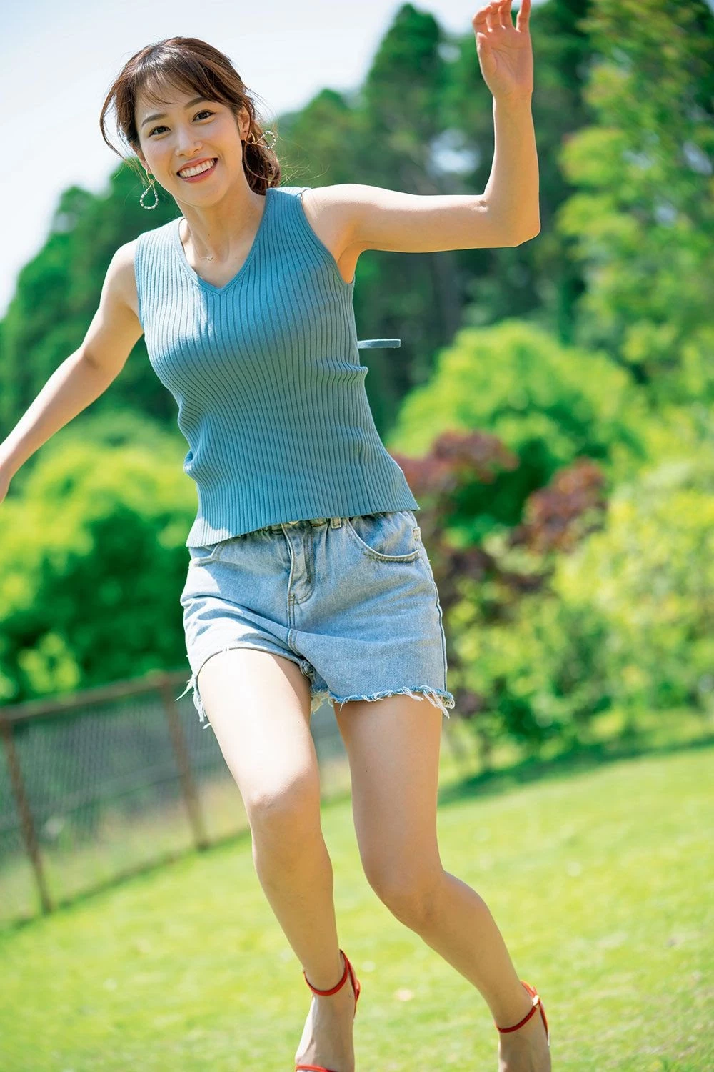 美乳主播鹫见玲奈拍写真...遮不住都要露出啦